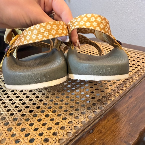 Chaco Classic Sandals Womens 7 Mustard Yellow Floral Daisy Assembled in USA - Picture 3 of 4